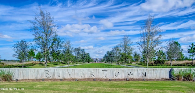 community sign with a yard