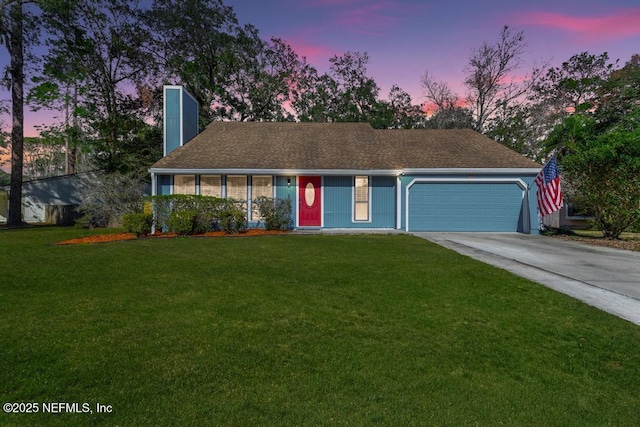 view of front of property featuring a yard