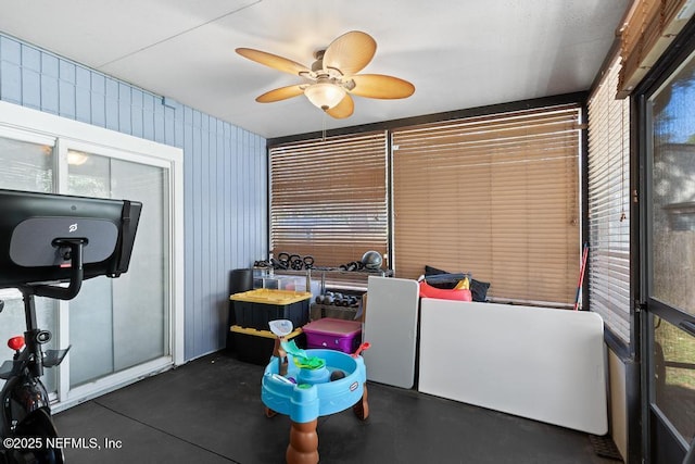 sunroom with ceiling fan