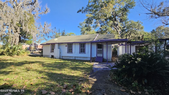 ranch-style house featuring a front lawn