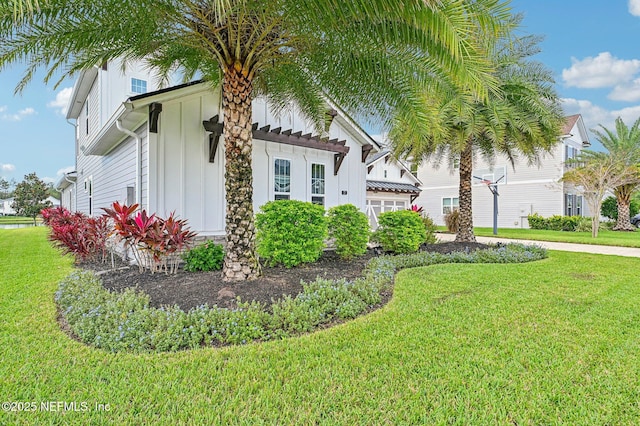 view of front of house featuring a front lawn