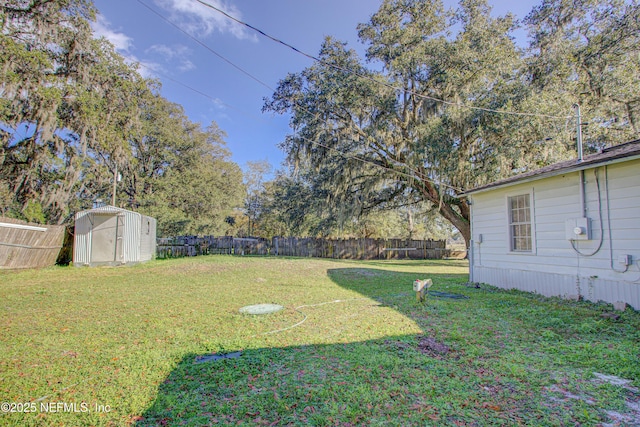 view of yard featuring a storage shed