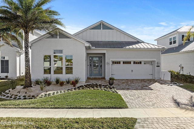 view of front of home featuring a front yard and a garage