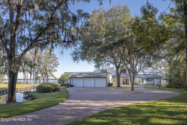 view of front of home featuring a garage and a front yard