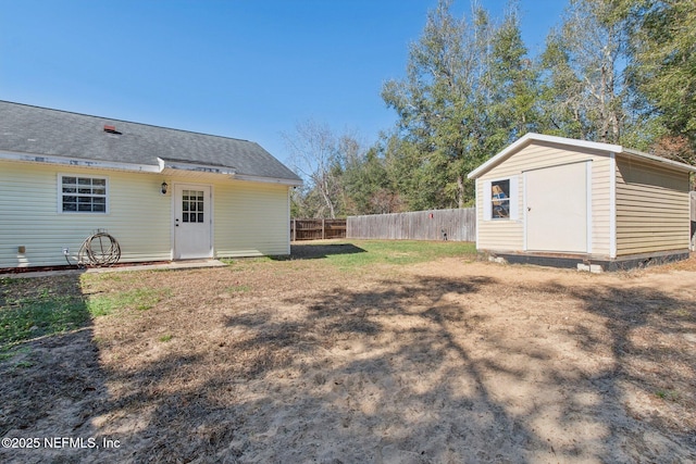 view of yard with a storage unit