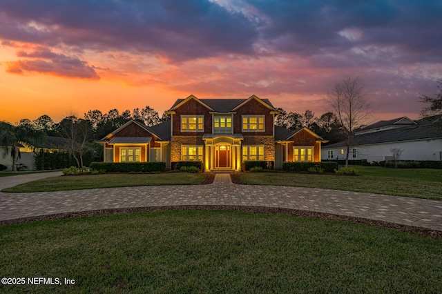 view of front of property featuring a lawn