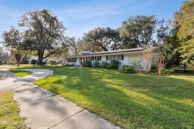 single story home featuring a front lawn