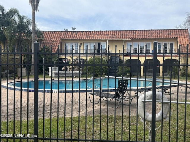 view of swimming pool