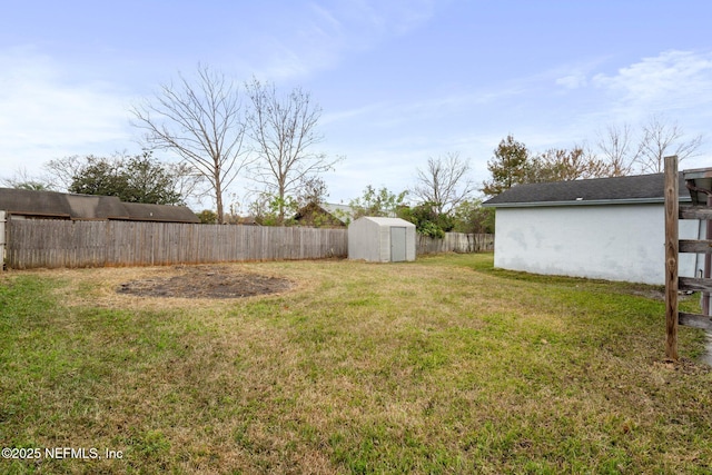 view of yard featuring a shed