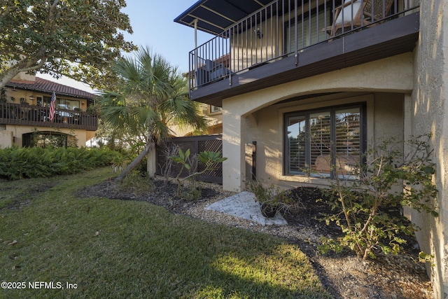 view of yard with a balcony