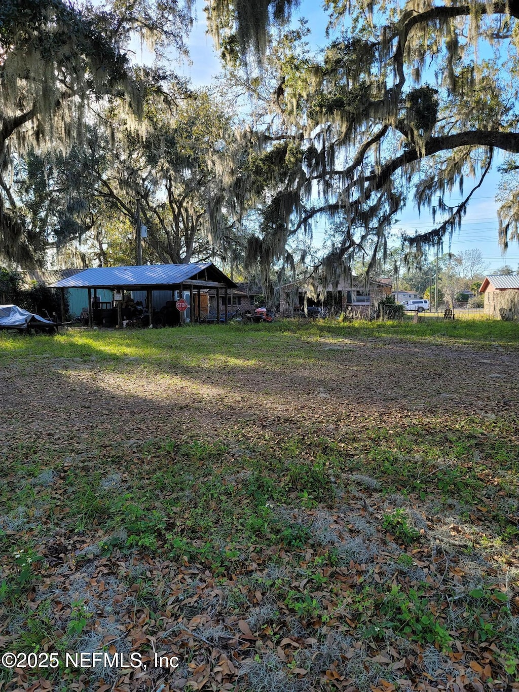 view of yard featuring an outdoor structure