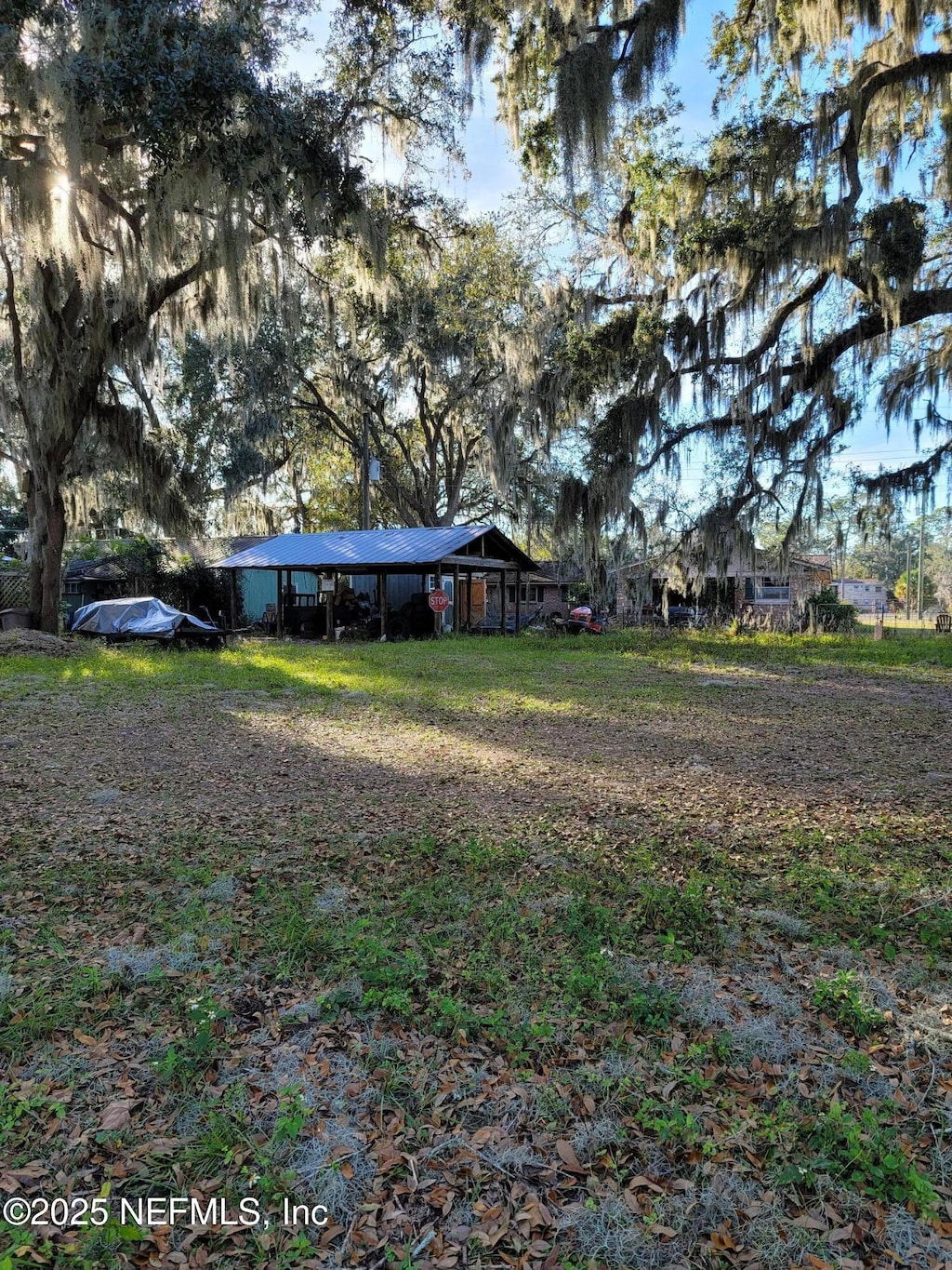 view of yard featuring an outbuilding