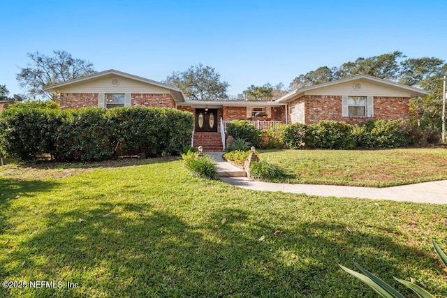 ranch-style home featuring a front lawn