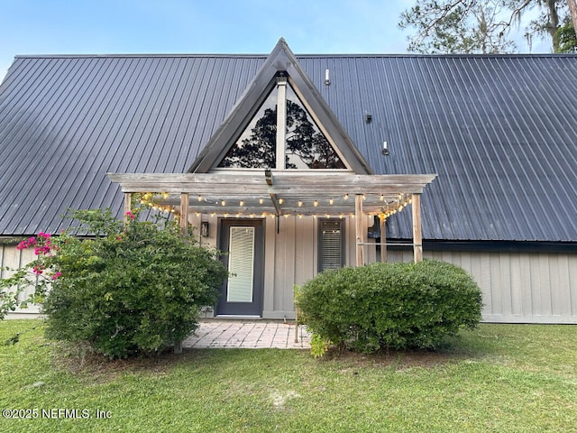 view of front of property featuring a front yard