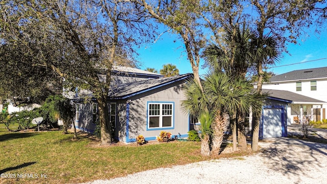 view of front of property featuring a garage and a front yard