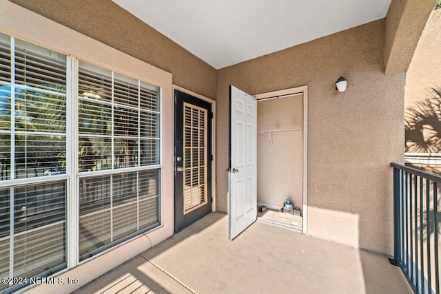 property entrance featuring a balcony