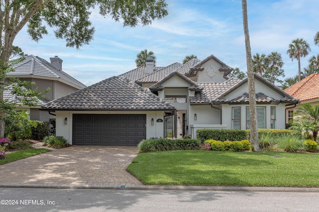 view of front facade featuring a garage and a front yard