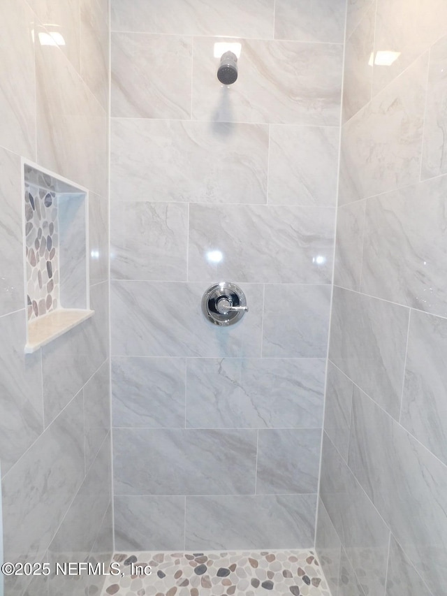 bathroom featuring a tile shower