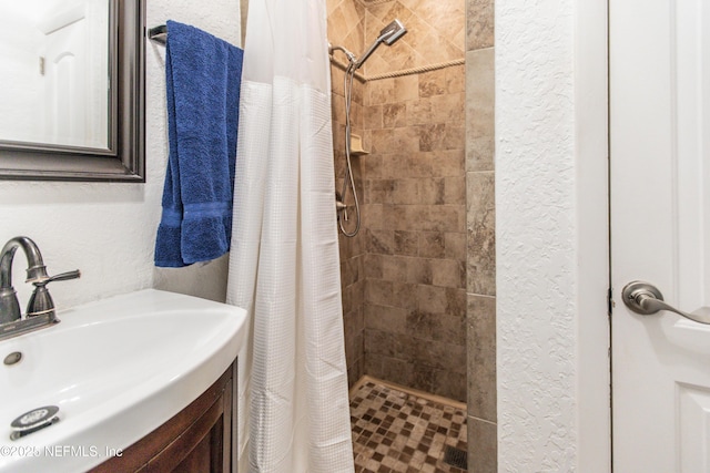 bathroom featuring a shower with shower curtain and vanity