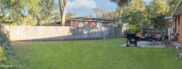 view of yard featuring a patio area