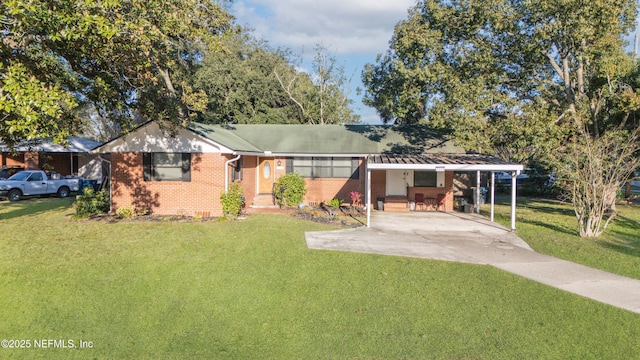 view of front of house featuring a carport and a front yard