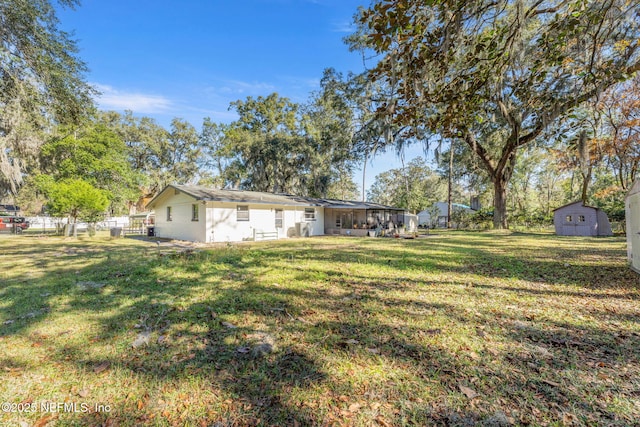 view of yard featuring a storage shed