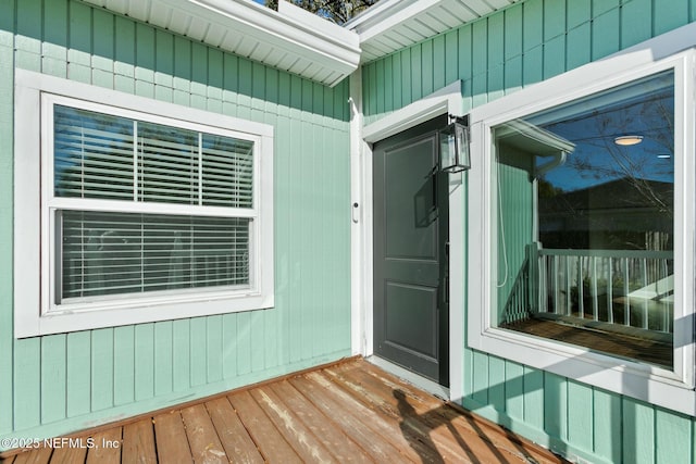 property entrance featuring a deck