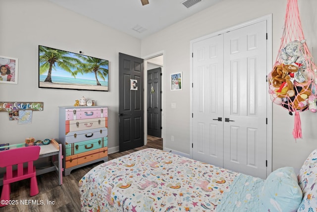 bedroom with dark wood-style floors, a closet, visible vents, ceiling fan, and baseboards