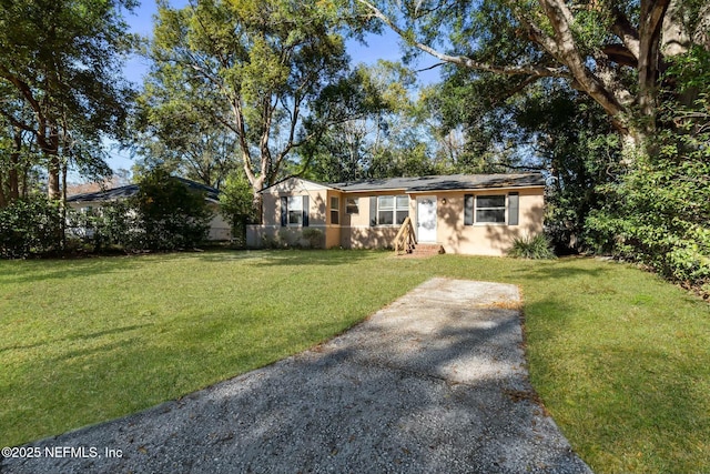 ranch-style house featuring a front yard