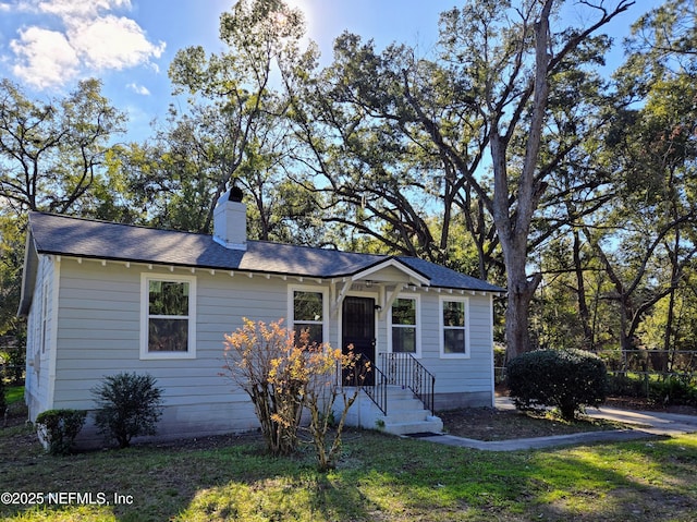 view of front facade featuring a front lawn