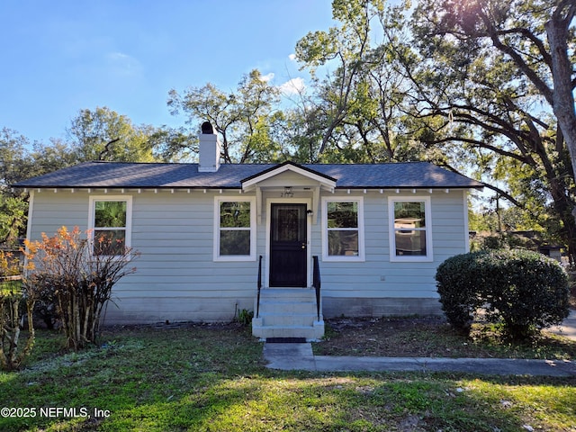 bungalow featuring a front yard