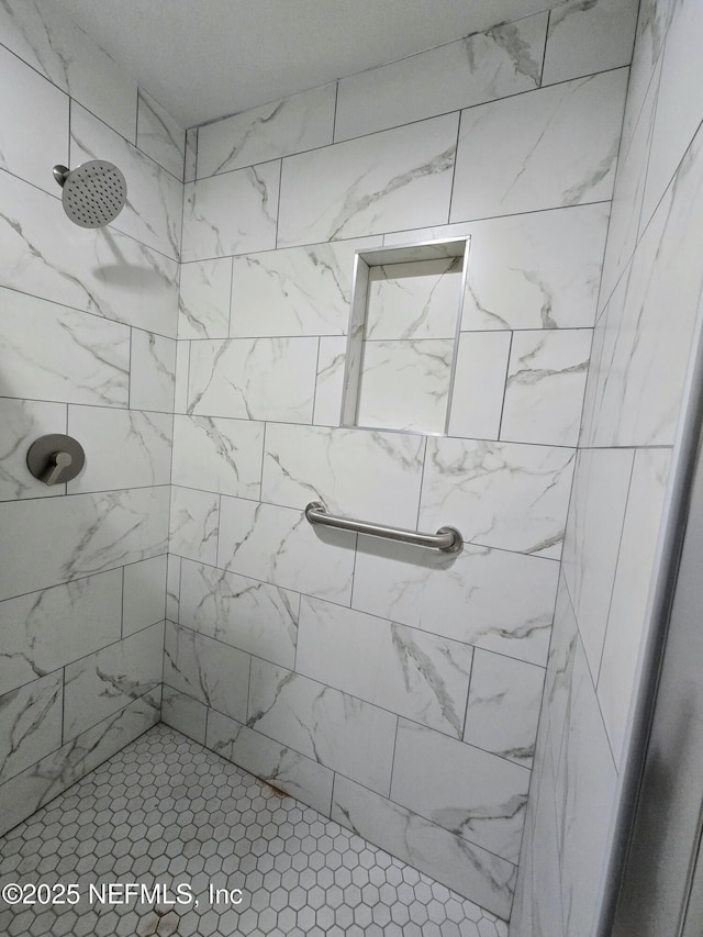 bathroom featuring tiled shower