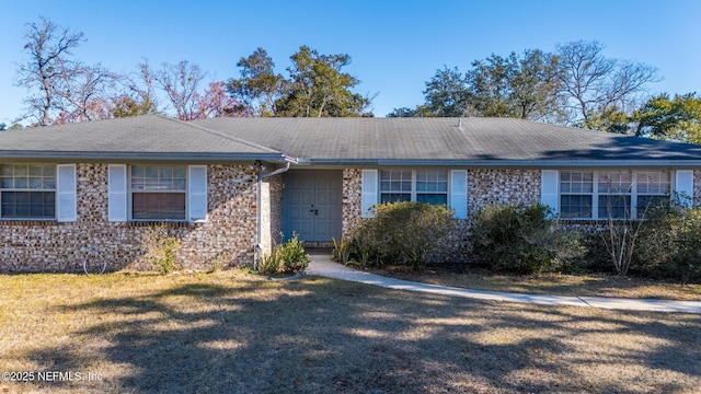 single story home featuring a front lawn