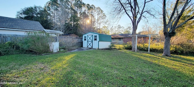 view of yard featuring a storage unit