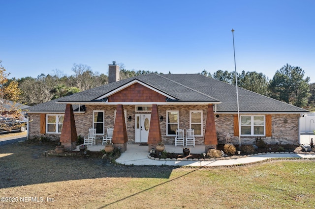 view of front facade featuring covered porch and a front yard