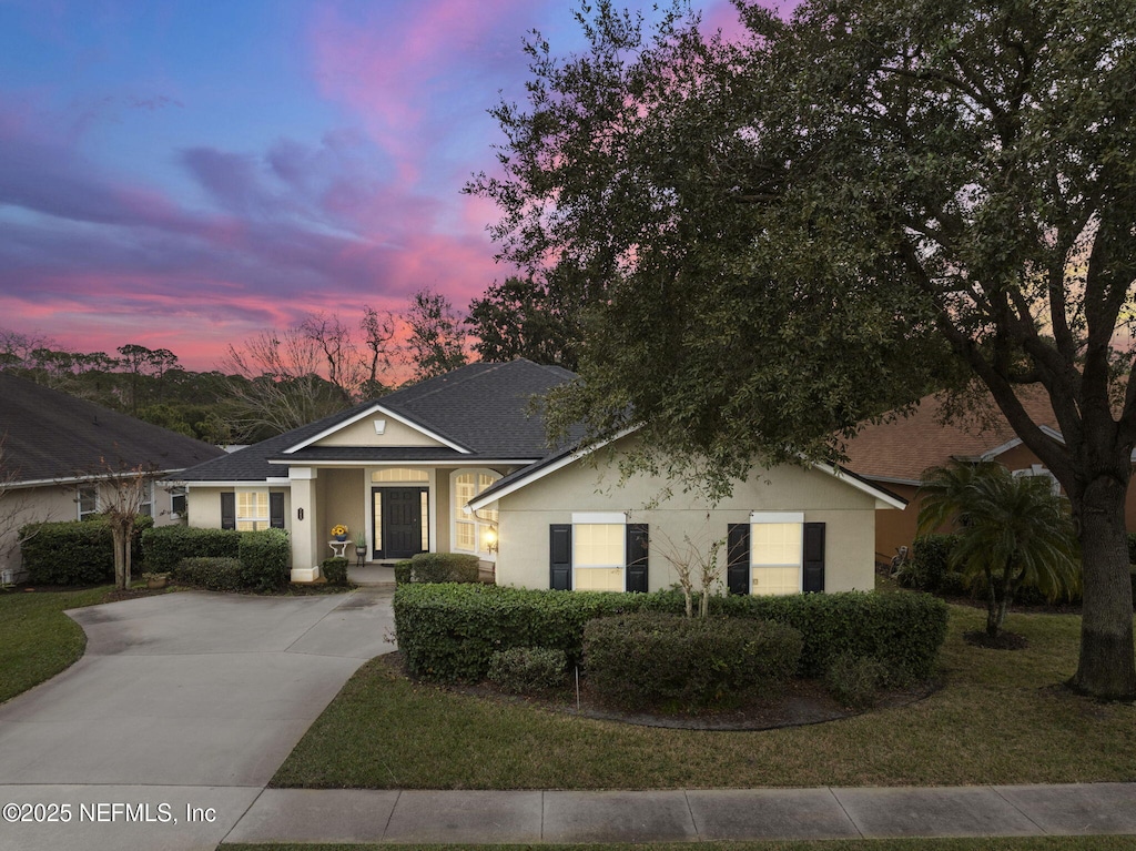 view of front of home featuring a lawn