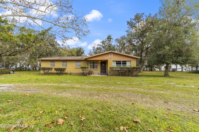 ranch-style home featuring a front lawn