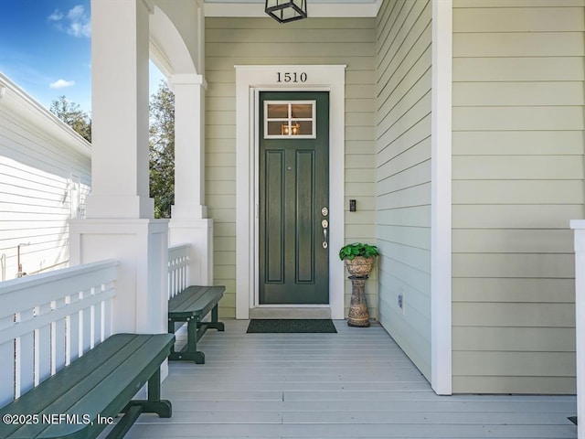 entrance to property featuring covered porch