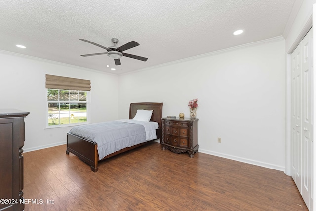 bedroom featuring ceiling fan, dark wood-type flooring, a textured ceiling, and a closet