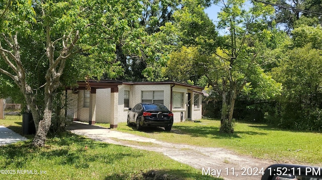 view of front facade featuring a front yard and a carport