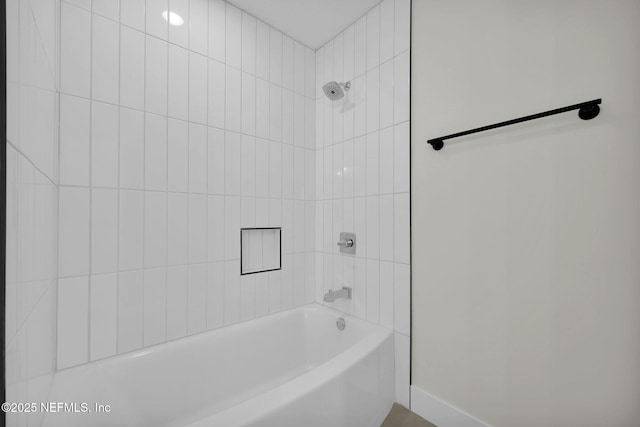 bathroom with tiled shower / bath combo