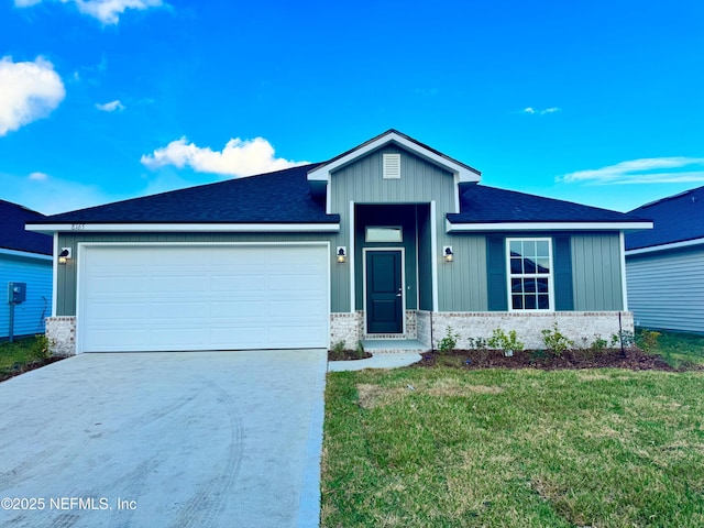 view of front of property featuring a garage and a front yard