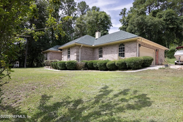 view of front of property featuring a front yard and a garage