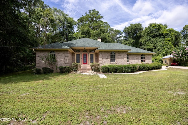 view of front facade featuring a front yard