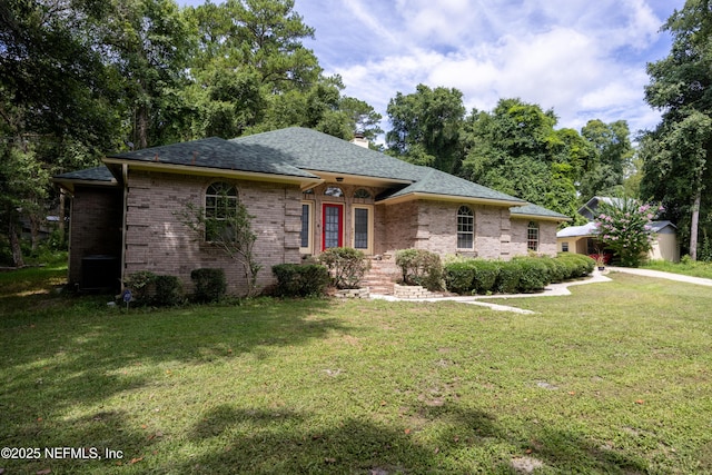 view of front facade with a front yard