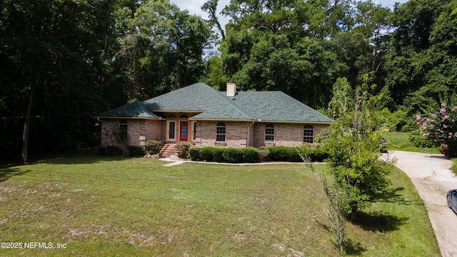 view of front of property featuring a front lawn