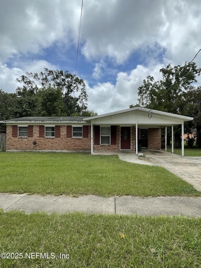 view of front facade featuring a carport and a front lawn