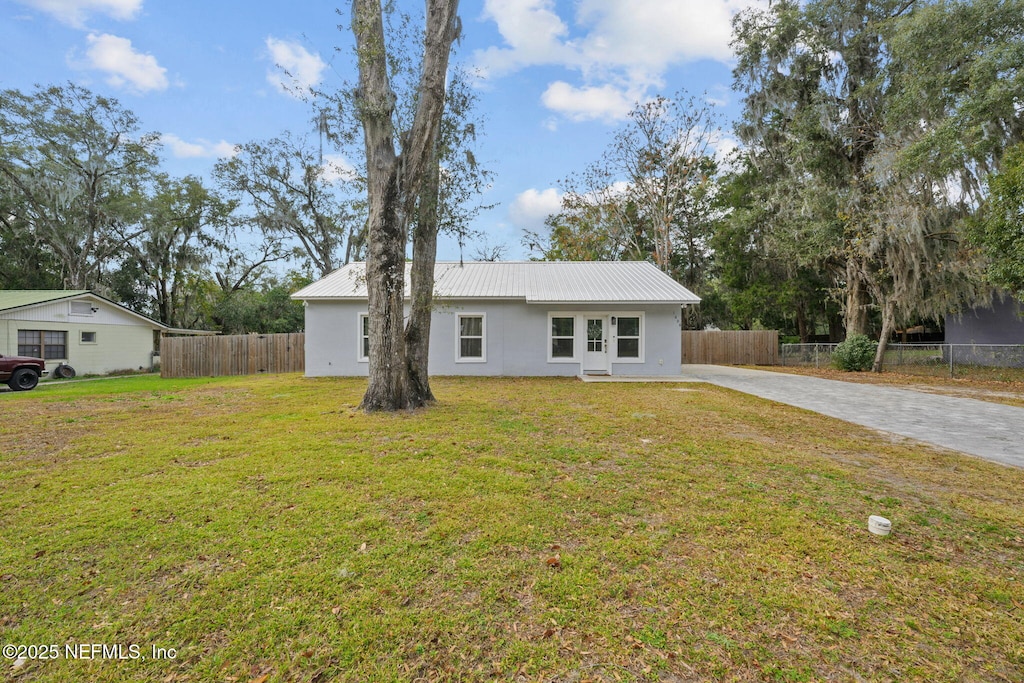 view of front of house featuring a front yard