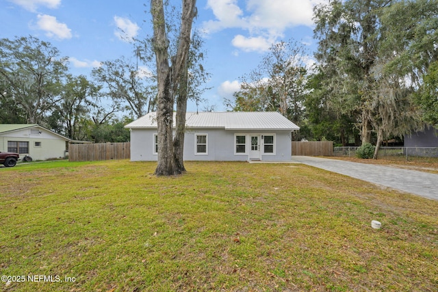 view of front of house featuring a front yard