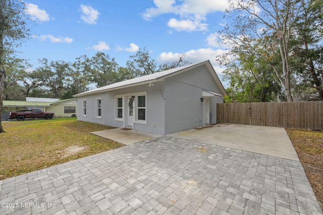 view of front facade with a front yard